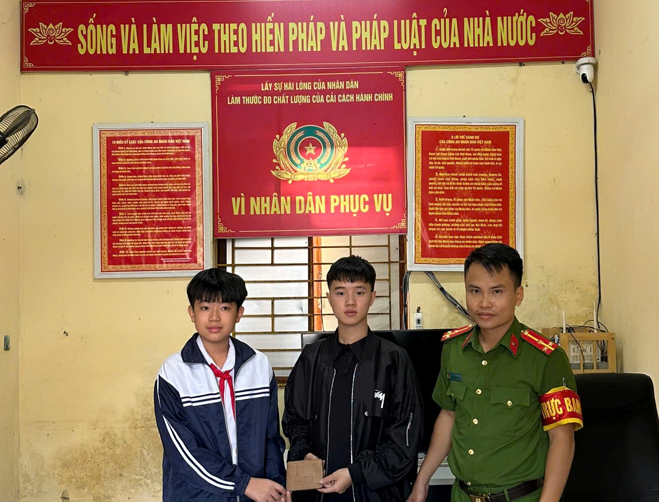 Công an xã Phú Thái biểu dương học sinh lớp 7C Trường THCS Kim Anh trả lại tài sản cho người bị mất